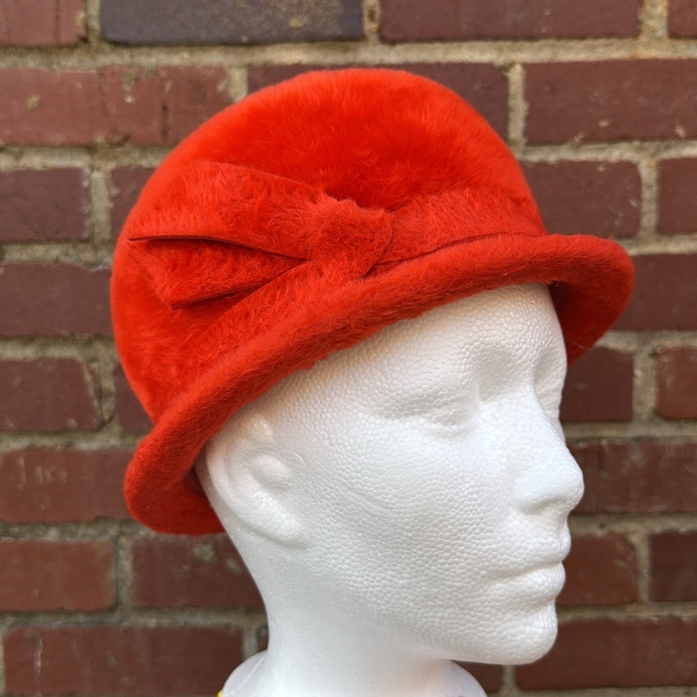 1960s vintage red hat La Vienne